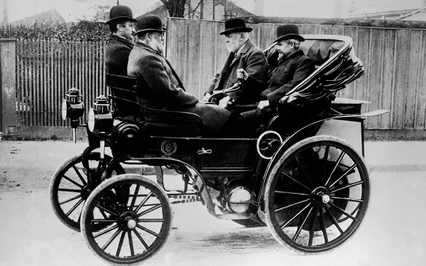 Voiture à courroie de Gottlieb Daimler, 1895