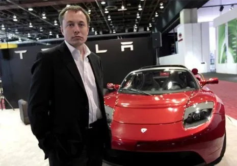 Elon Musk avec Tesla Roadster en 2008