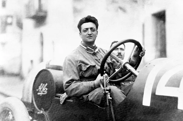 Enzo Ferrari portrait de course 1918