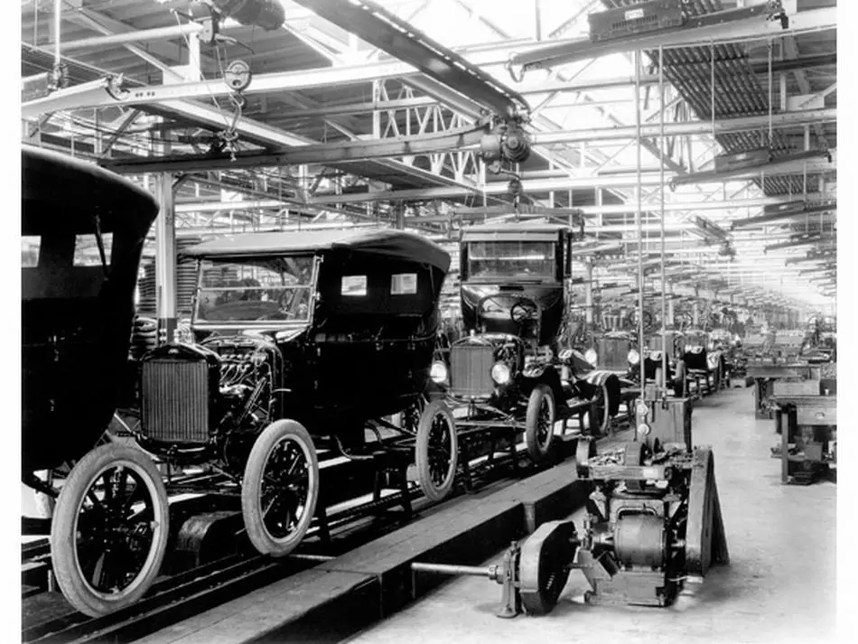 Première chaîne de montage mobile Ford 1913