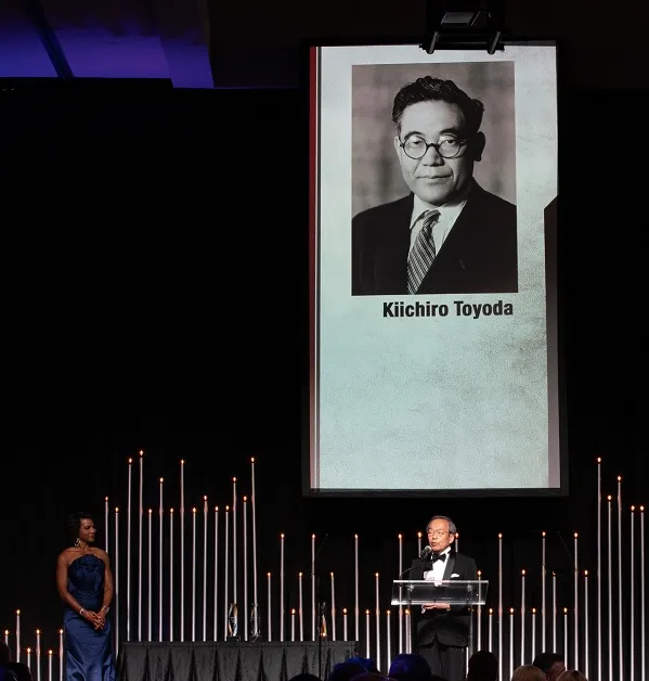 Cérémonie d'intronisation de Kiichiro Toyoda au Temple de la renommée de l'automobile 1994