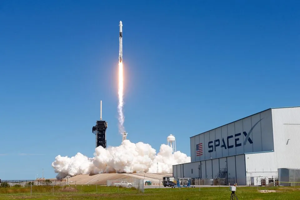 Lancement de la fusée SpaceX Falcon 9 avec le module Dragon