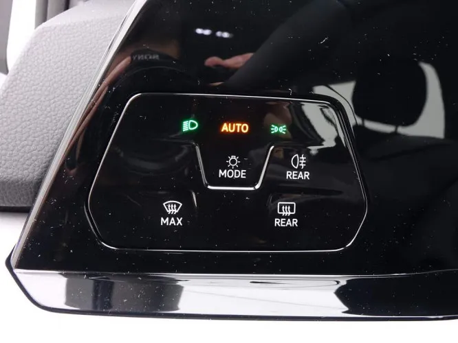 Volkswagen Golf 1.0 TSi 110 Life + Virtual Pro + GPS + Winter Pack + LED lights Image 9