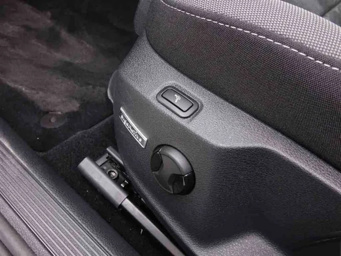 Volkswagen Golf Variant 1.6 TDi 115 DSG Comfortline + GPS + Sport Seats + LED Lights Image 8