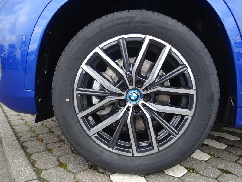 BMW iX 1 xDrive30 M-Sport =NEW= Shadow Line/Pano Гаранция Image 4