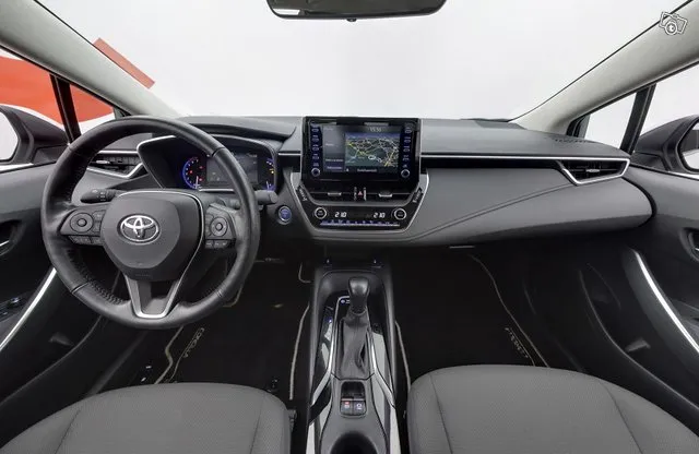 Toyota Corolla Sedan 1,8 Hybrid Active - / Plus-paketti / Bi-LED / Kamera / Älykäs mukautuva vakionopeussäädin / Navi / Image 9