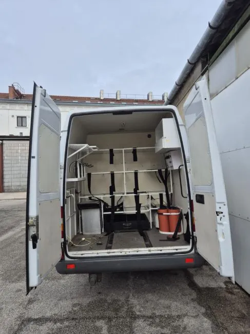 Mercedes-Benz Sprinter 413 4X4 Image 3